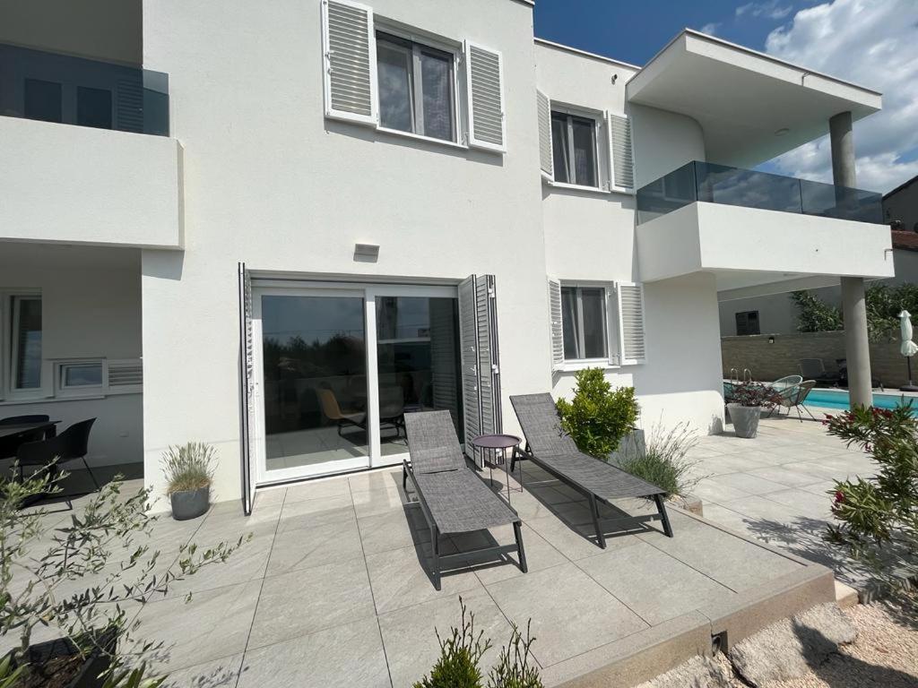 Apartamento Haus Dalmatia With Heated Pool Bibinje Exterior foto