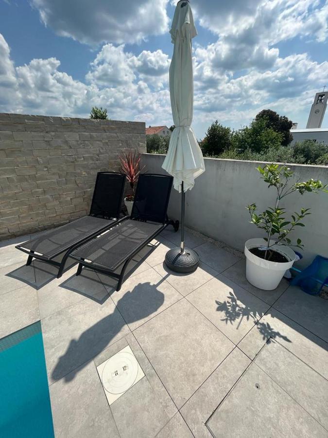 Apartamento Haus Dalmatia With Heated Pool Bibinje Exterior foto